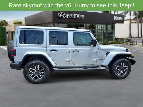 Used 2024 Jeep Wrangler Unlimited Sahara AWD/4WD image 2