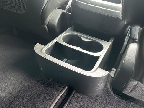 Used 2025 Chrysler Pacifica Select image 34