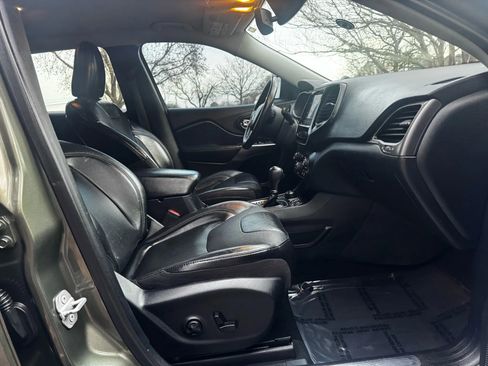 Used 2019 Jeep Cherokee Limited image 16