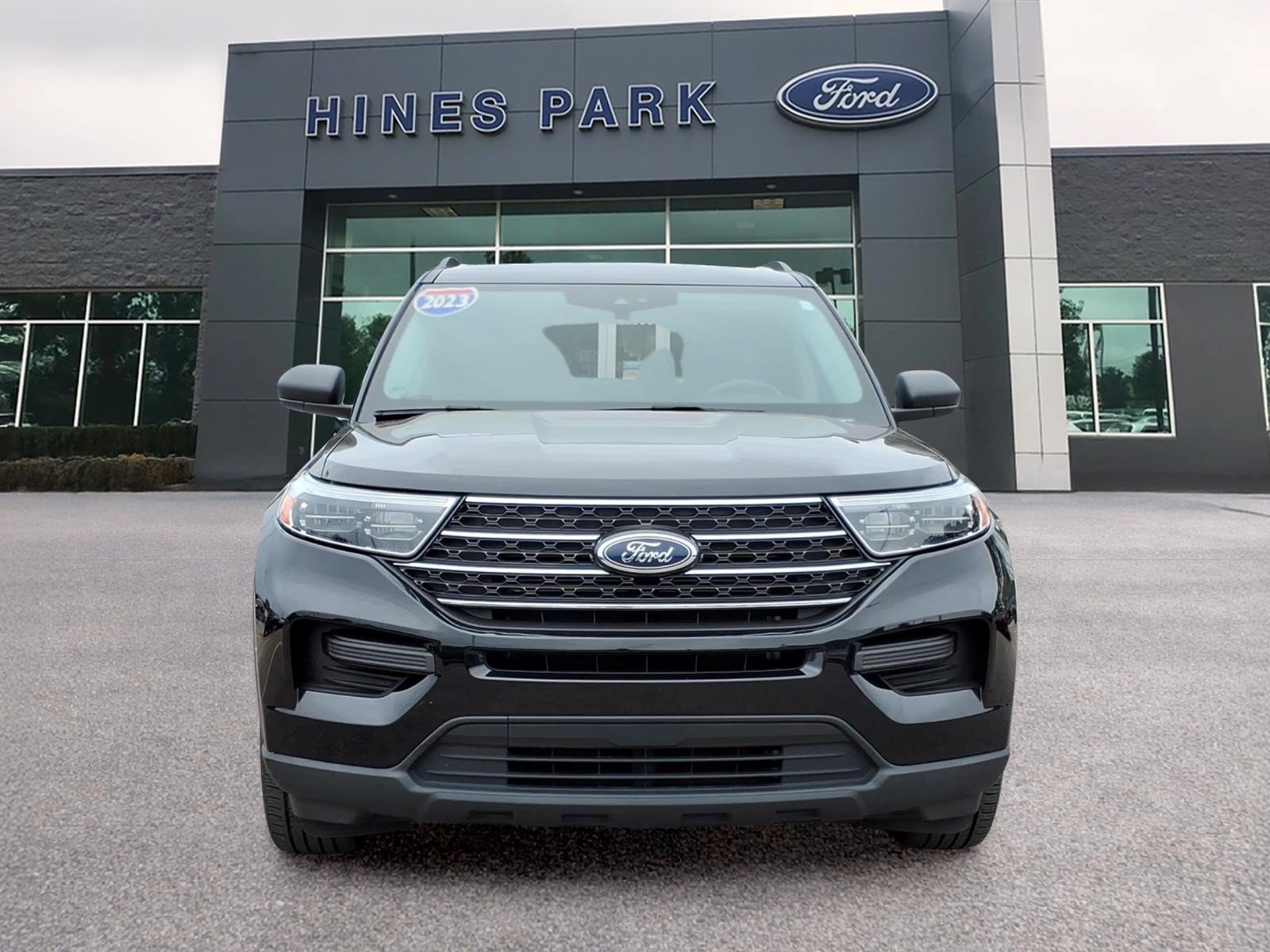 Used 2023 Ford Explorer XLT AWD/4WD image 2