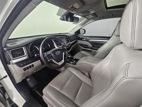 Used 2019 Toyota Highlander XLE image 32