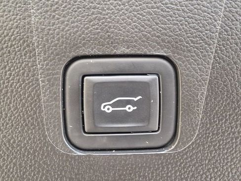 Used 2023 Chevrolet Traverse LT AWD/4WD image 29