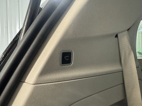 Used 2024 Chrysler Pacifica Touring-L image 13