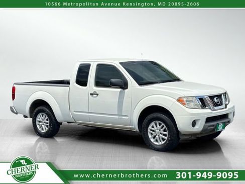 Used 2015 Nissan Frontier SV image 1