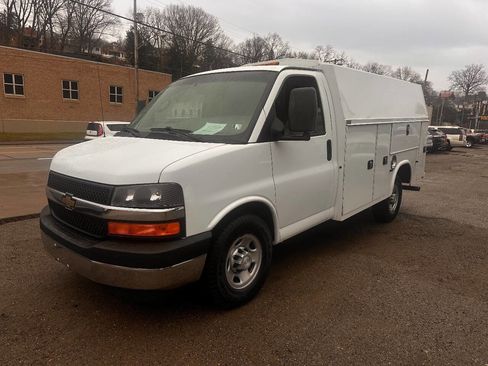 Used 2017 Chevrolet Express 3500 image 3