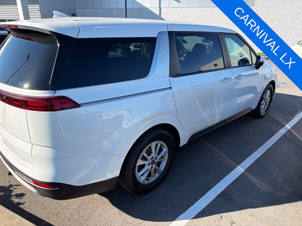 Used 2023 Kia Carnival LX FWD image 3
