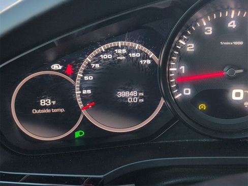 Used 2021 Porsche Cayenne w/ Premium Package image 21