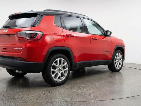 Used 2025 Jeep Compass Limited image 9