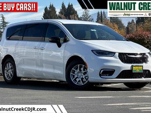 New 2026 Chrysler Pacifica Select image 1