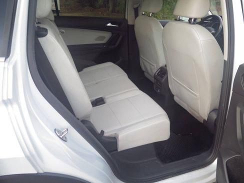 Used 2018 Volkswagen Tiguan SE w/ Panoramic Sunroof Package image 31