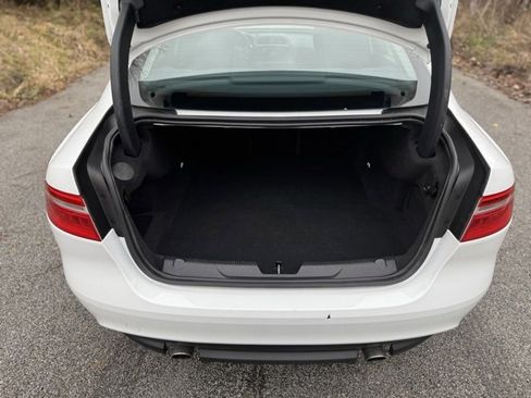 Used 2018 Jaguar XE Premium image 15