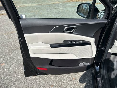 Used 2024 Kia Carnival LX FWD image 13