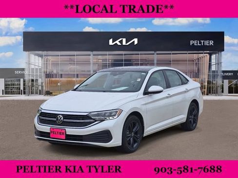 Used 2023 Volkswagen Jetta SE w/ Panoramic Sunroof Package FWD image 3