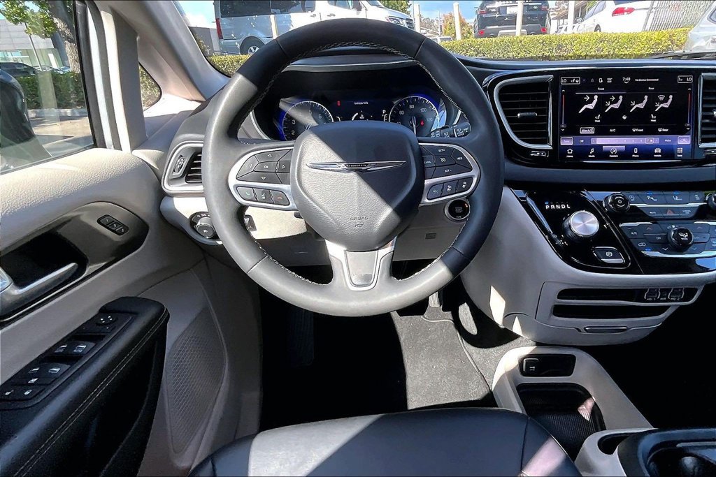 Used 2024 Chrysler Pacifica Touring-L FWD image 7