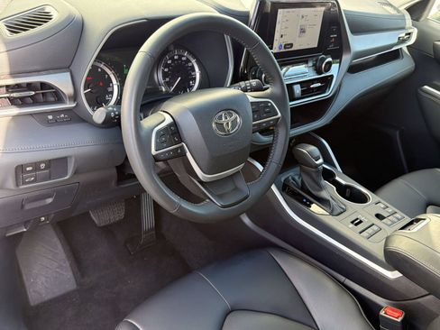 Used 2026 Toyota Highlander XLE AWD/4WD image 4