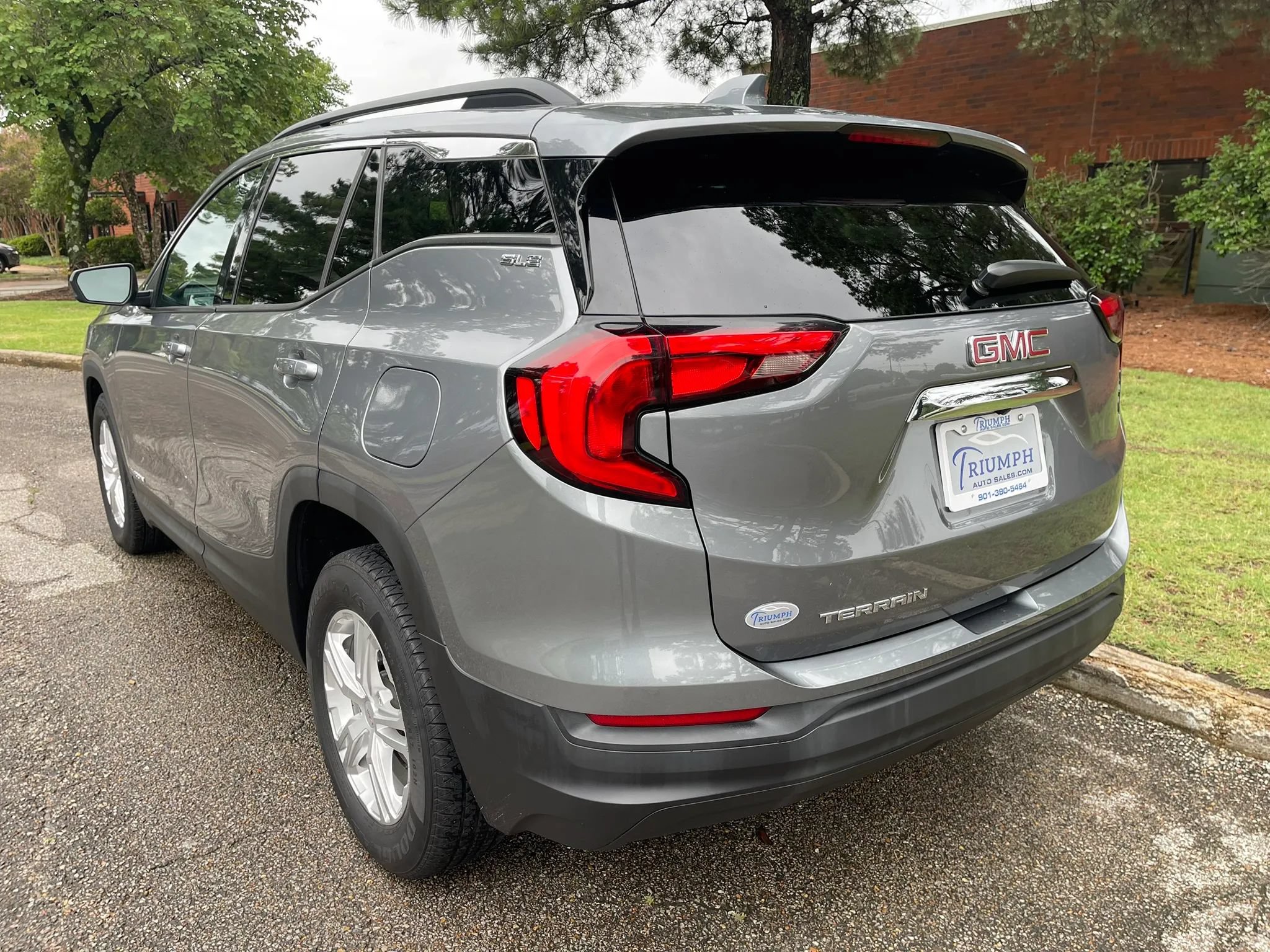 Used 2020 GMC Terrain SLE w/ Driver Convenience Package FWD image 3