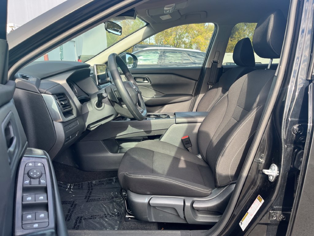 Used 2025 Nissan Rogue S AWD/4WD image 10