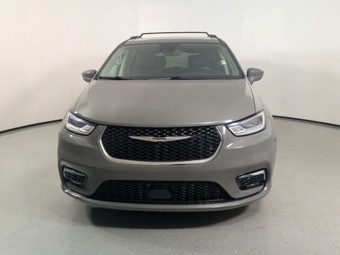 Used 2022 Chrysler Pacifica Touring-L FWD image 2