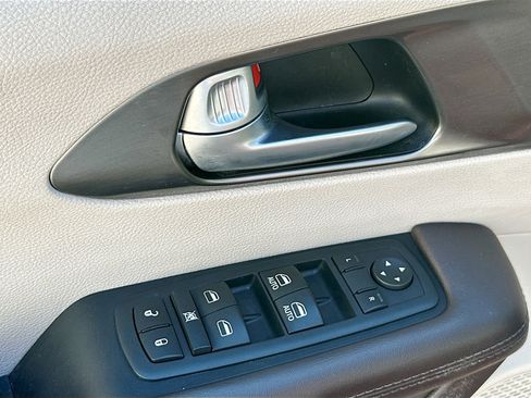 Used 2017 Chrysler Pacifica LX image 15