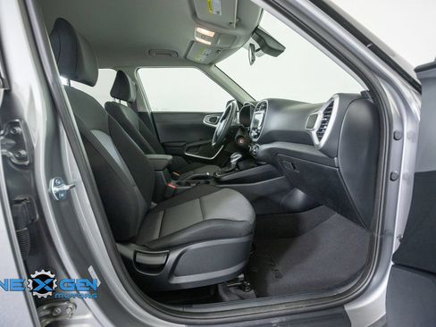 Used 2025 Kia Soul LX w/ LX Technology Package FWD image 40