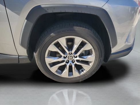 Used 2021 Toyota RAV4 XLE Premium image 5