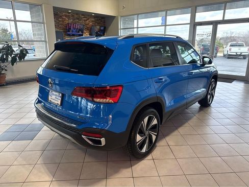 Used 2024 Volkswagen Taos SE w/ Panoramic Sunroof Package AWD/4WD image 12