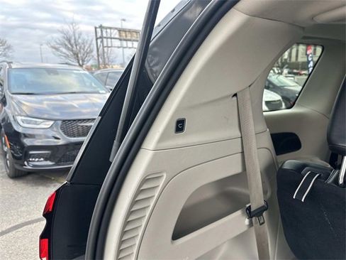 Certified 2023 Chrysler Pacifica Touring-L image 16