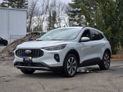 Used 2025 Ford Escape Platinum image 4