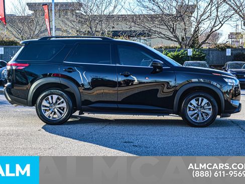 Used 2025 Nissan Pathfinder SV image 10