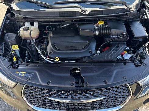 Used 2023 Chrysler Pacifica Touring-L FWD image 29