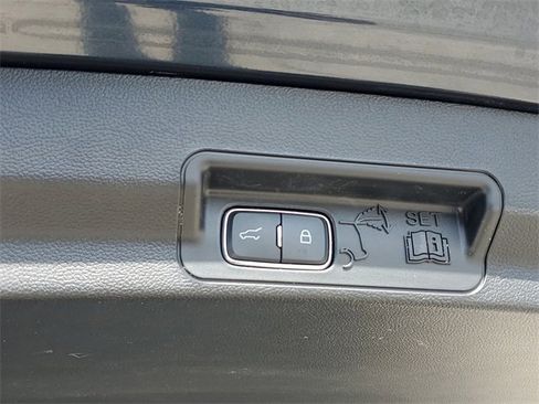 Used 2023 Ford Explorer XLT image 7