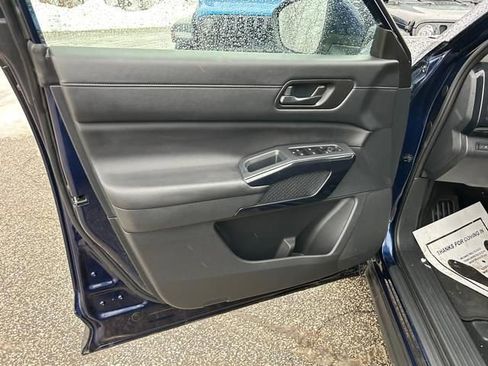 Used 2025 Nissan Pathfinder SV image 10