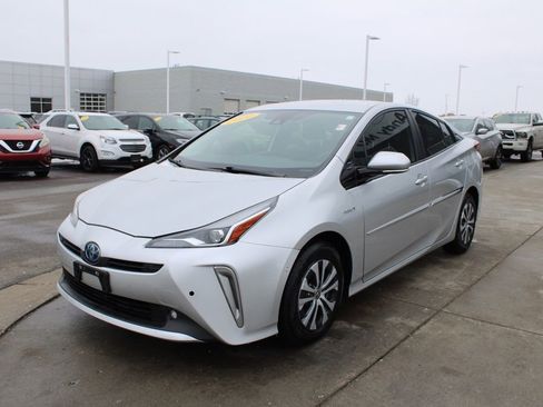 Used 2020 Toyota Prius LE image 3