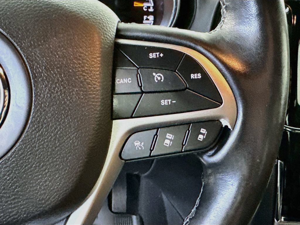 Used 2021 Jeep Grand Cherokee Overland AWD/4WD image 26