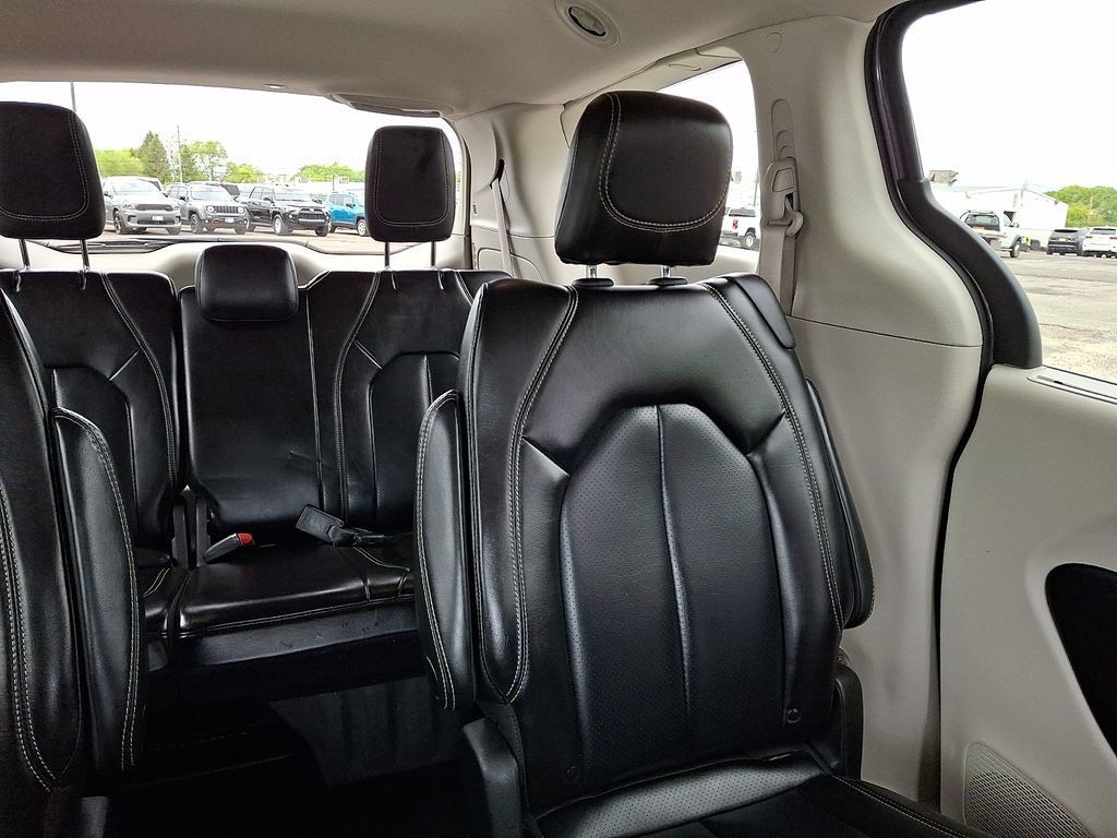 Used 2023 Chrysler Pacifica Touring-L FWD image 21