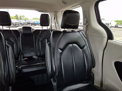 Used 2023 Chrysler Pacifica Touring-L FWD image 21