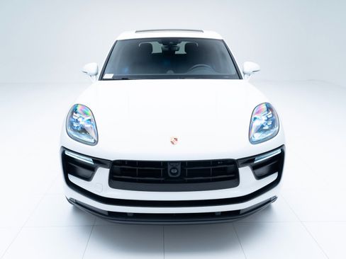 Certified 2025 Porsche Macan image 6
