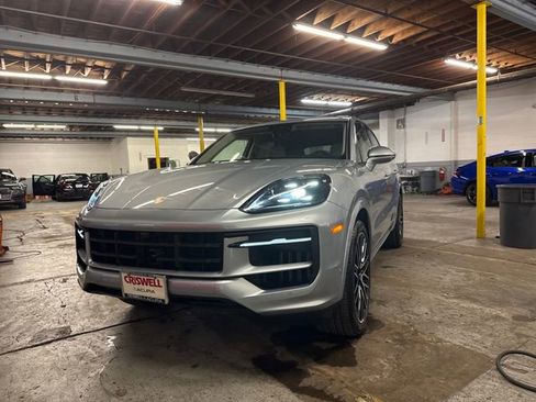 Used 2025 Porsche Cayenne image 1