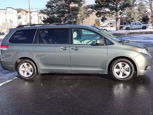 Used 2014 Toyota Sienna LE image 3
