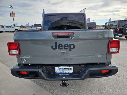 Used 2021 Jeep Gladiator Willys image 5