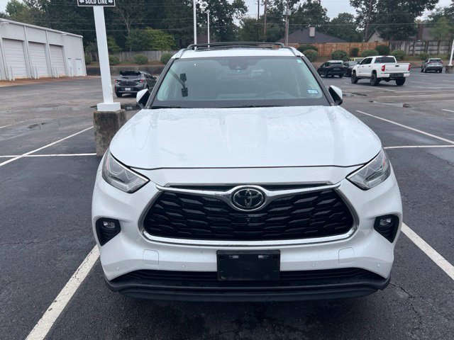 Used 2023 Toyota Highlander Limited FWD image 2