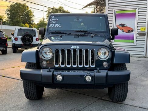 Used 2018 Jeep Wrangler Unlimited Sahara w/ Dual Top Group AWD/4WD image 8