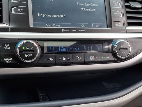 Used 2019 Toyota Highlander XLE image 17