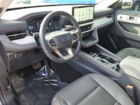 Used 2025 Ford Explorer Active w/ Active Comfort Package image 11