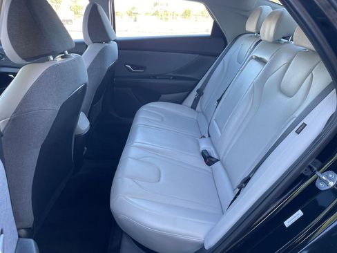 Used 2025 Hyundai Elantra Limited image 27