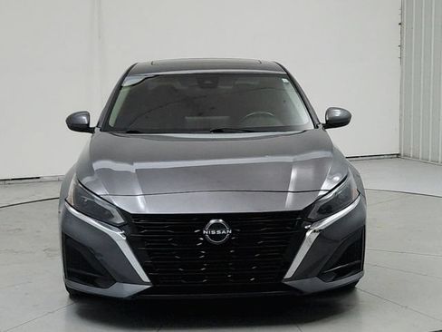 Used 2023 Nissan Altima 2.5 SV w/ SV Premium Package FWD image 2