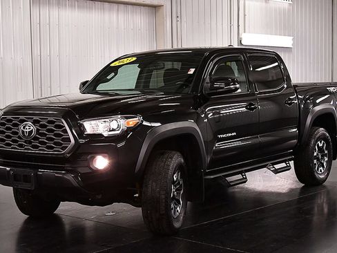 Used 2023 Toyota Tacoma TRD Off-Road w/ Advanced Technology Package AWD/4WD image 3