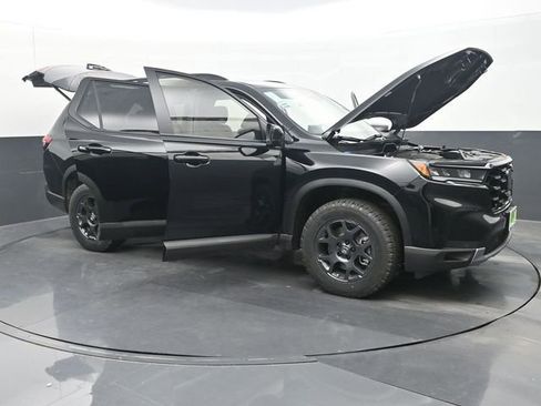 Used 2025 Honda Pilot TrailSport image 32
