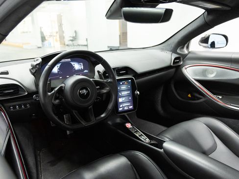 Used 2023 McLaren Artura image 32