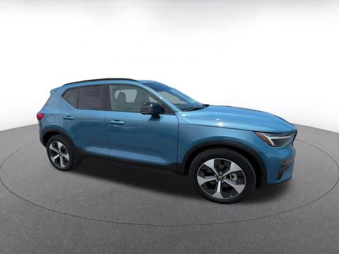 Used 2024 Volvo XC40 B5 Core AWD/4WD image 2